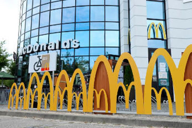 McDonald´s will sich auf das veränderte Mobilitätsverhalten seiner Kunden einstellen. Im Herbst testete die Kette daher spezielle Schalter für Fahrräder.