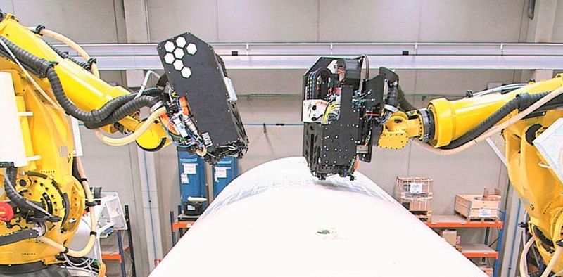 Bei schwerkraftbelasteten Achsen sind gefahrbringende Bewegungen infolge der Schwerkraft zu berücksichtigen. Deutlich werden diese Gefährdungen etwa bei Knickarmrobotern.