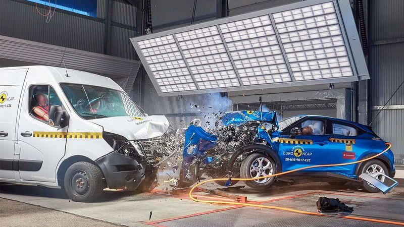 Der ADAC hat einen halbbeladenen Nissan NV400 offset auf einen Nissan Juke losgelassen. Beide waren 50 km/h schnell.