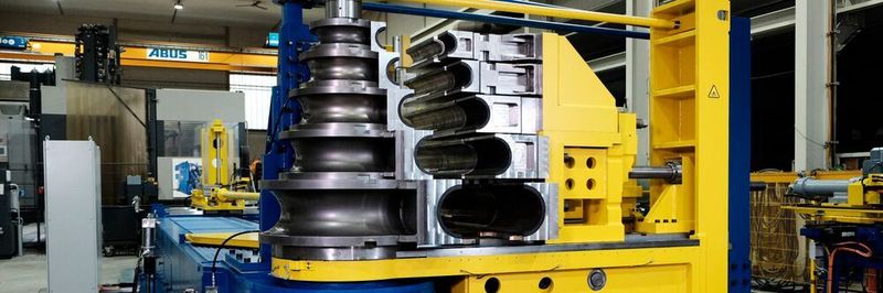 Die CNC 220 HD MW von Schwarze-Robitec: Dank Mehrfachwerkzeug und weiteren technologischen Finessen lassen sich Rohre mit unterschiedlichen Nennweiten schnell und präzise verarbeiten.