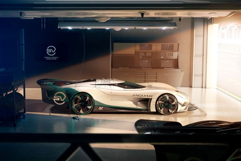 Damit der neue Vision GT SV in der virtuellen Rennwelt mithalten kann, hat ihm Jaguar ein aufwendiges aerodynamisches Design mit einem besonders langgestreckten Heck verpasst.