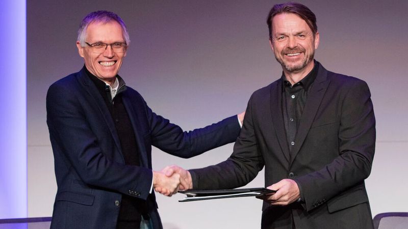 Den Fusionsvertrag hatten PSA-Chef Carlos Tavares (li.) und sein FCA-Pendant Michael Manley fast genau vor einem Jahr unterzeichnet.