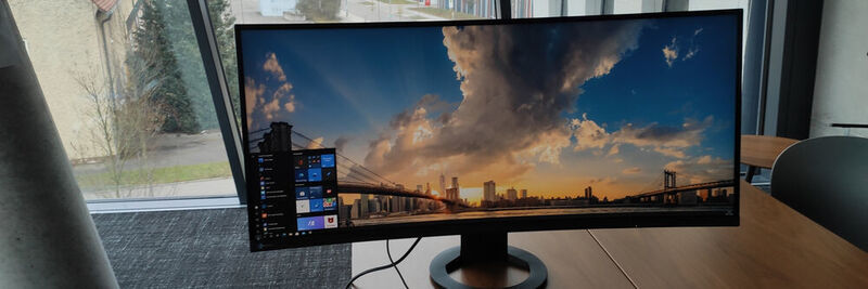 The curved IPS Panel of the Eizo Flex scan EV3895 is almost 90 inches wide. The resolution is 3,840 x 1,600 pixels.