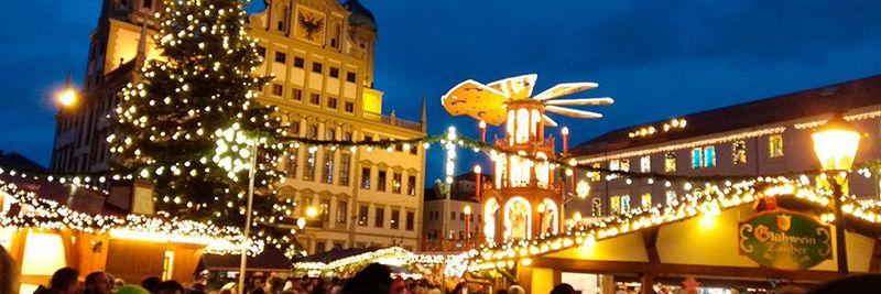 Frohe Weihnachten aus Augsburg mit Blick auf den Christkindlesmarkt - so schön war es im vergangenen Jahr.