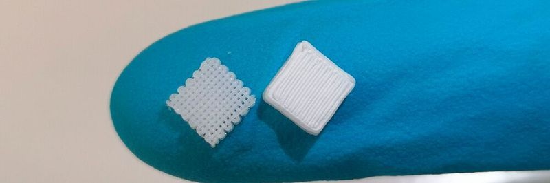 Im Inneren des mit der neuen 3-D-Druck-Methode hergestellten Materials (rechts) befindet sich ein Gittergerüst (links), in welches Tropfen einer Flüssigkeit gegeben werden können.