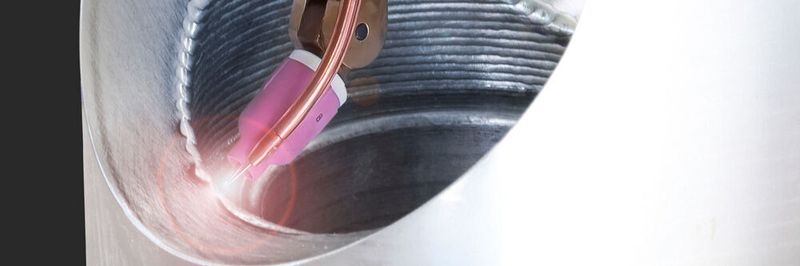Mittels WIG-Heißdraht- oder Speedclad-Twin-Prozess wird bei Fronius` neuer Auftragschweißzelle der Schweißzusatz auf ein Bauteil appliziert. Das Werkstück damit viel schneller die nötige Schutzschicht, erklärt Fronius.