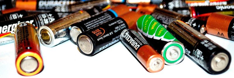 Das neue Batteriegesetz gilt seit 1. Januar 2021: Am Markt wird es nun nur noch herstellereigene Rücknahmesysteme für Gerätebatterien mit einheitlichen Vorgaben geben.