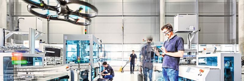 Cyber-physische Systeme und die intelligente Vernetzung der Fertigungsanlagen und Logistiksysteme bilden die Grundlage der Smart Factory, die sich im Idealfall ohne menschliches Eingreifen autonom organisiert. Das beunruhigt zwar viele, hat aber eher seine Vorteile, sagen die Experten.