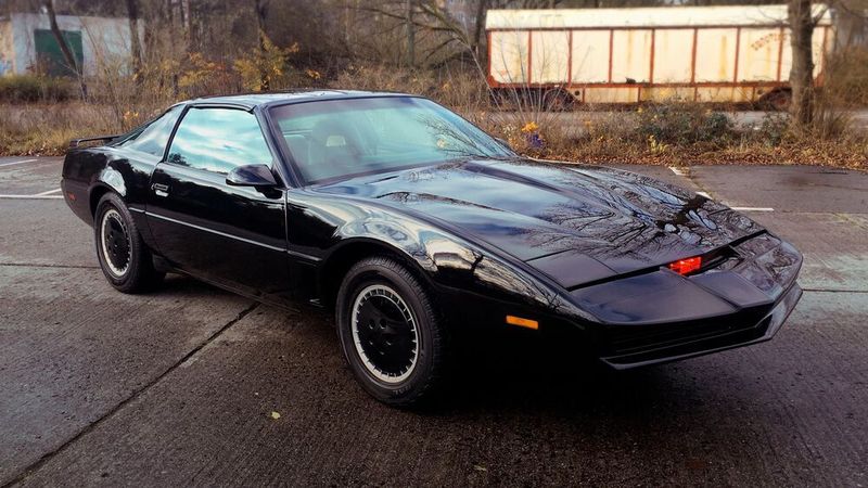 Vom 80er-Jahre-Kultauto K.I.T.T. aus der Serie Knight Rider gab es mehrere Exemplare - und jede Menge Nachbauten, wie auf diesem Foto.