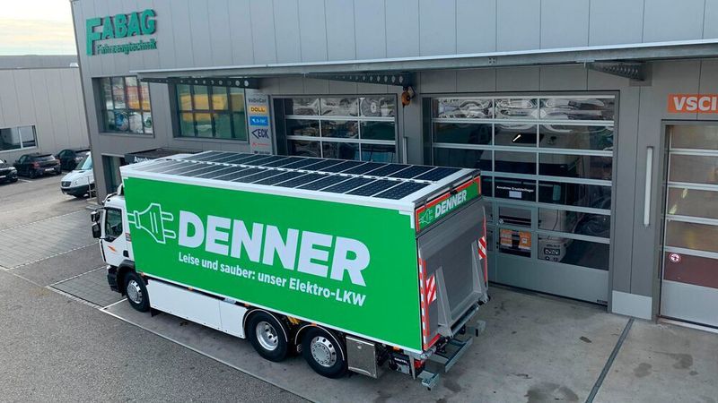 Das Kühlsystem des Lkw-Laderaums wird mit Strom von der Photovoltaikanlage auf dem Dach des Fahrzeugs versorgt.