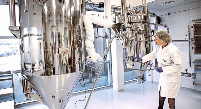 Spezialisten des Gea Test Centers in Dänemark konfigurieren die maßgeblichen Trocknungsschritte und stellen Produktmuster für Aktivitätsstudien her, um so die optimalen Parameter für die Sprüh- oder Gefriertrocknung bei der Herstellung von Lactoferrin-Pulver mit den gewünschten Eigenschaften zu bestimmen.