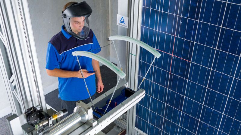 Delle oder Loch? Mit dem Hagelschussapparat des TÜV Rheinland können Hersteller testen lassen, wie robust ihre Produkte gegen Hagel sind.