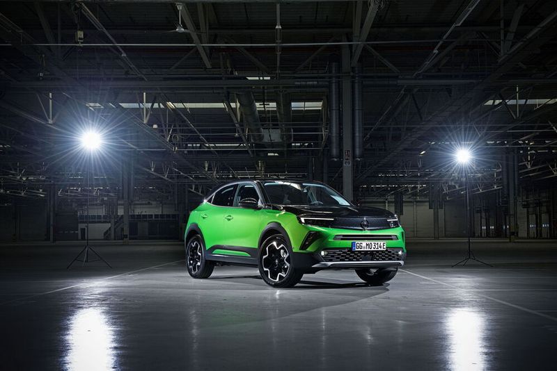 Der Mokka-e ist bei den Kunden beliebt. So beliebt, dass Opel mit der Fertigung nicht hinterher kommt.