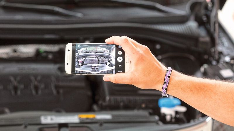 WOW bietet mit „In.sight“ einen neuen Baustein in seinem Hotline-Support. Ein Servicetechniker unterstützt dabei per augmented reality den Anwender in der Werkstatt.