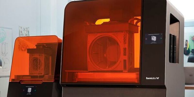 Ford setzt als erster Automobilhersteller auf den großformatigen Form 3L – hier im direkten Vergleich mit dem Form 3, dem kleineren 3D-Drucker von Formlabs