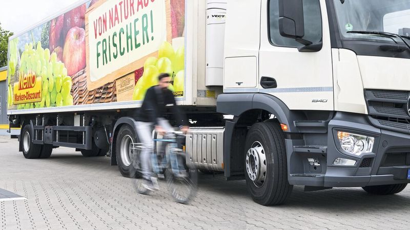 Kampf dem toten Winkel: Die Anschaffung neuer, emissionsarmer Nutzfahrzeuge wird staatlich gefördert – wenn Abbiege-Assistenten verbaut sind.