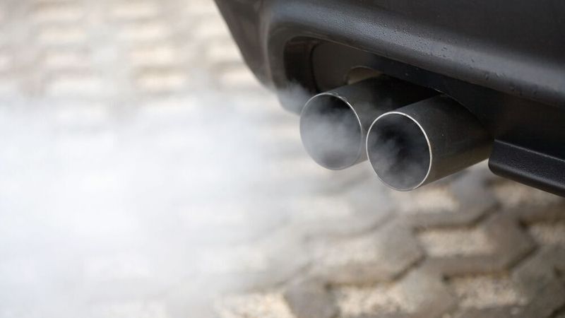 Man sieht ja quasi nichts mehr: Auch beim Abgas moderner Dieselmotoren behilft sich mancher mit bekannten Flosklen. „Die paar Partikel!“ – ein Trugschluss.