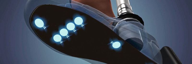 Signale von Tastsensoren unter der Fusssohle sowie von Winkelsensoren im elektronischen Prothesen-Kniegelenk werden an das Nervensystem weitergeleitet.
