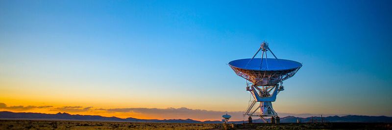 Edge-Standorte haben nicht unbedingt Glasfaseranschluss. Die Kommunikation via Satellit in einer neuartigen Form kann hier Abhilfe schaffen.