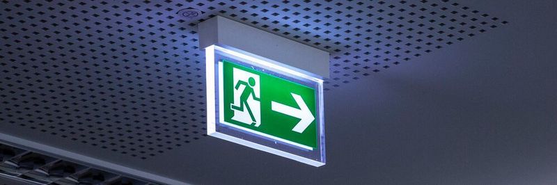 Die statische Fluchtwegelenkung durch Fluchtwegeschilder und -pläne weist in Brand-Situationen gewisse Nachteile auf.