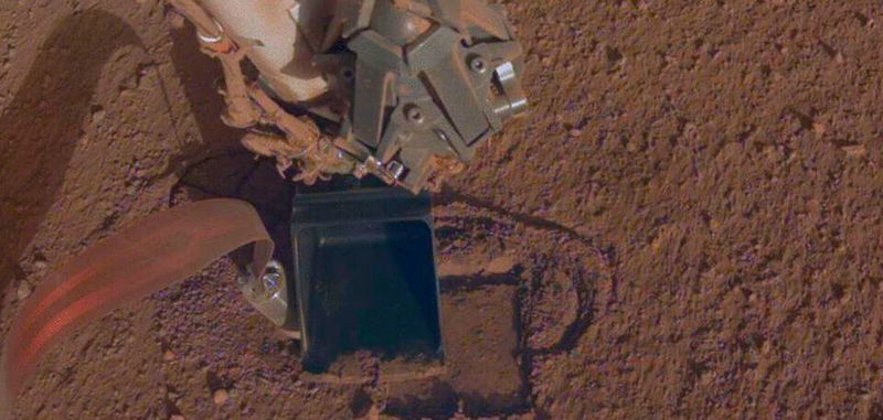 Dieses Foto zeigt den InSight Mars-Lander, der etwa einen Zentimeter unter der Oberfläche vom Mars gräbt. Der etwas unglücklich agierende "Mars-Maulwurf"- ein in Deutschland entwickelter Bohrroboter auf dem roten Planeten - wird seine Mission vorzeitig beenden.