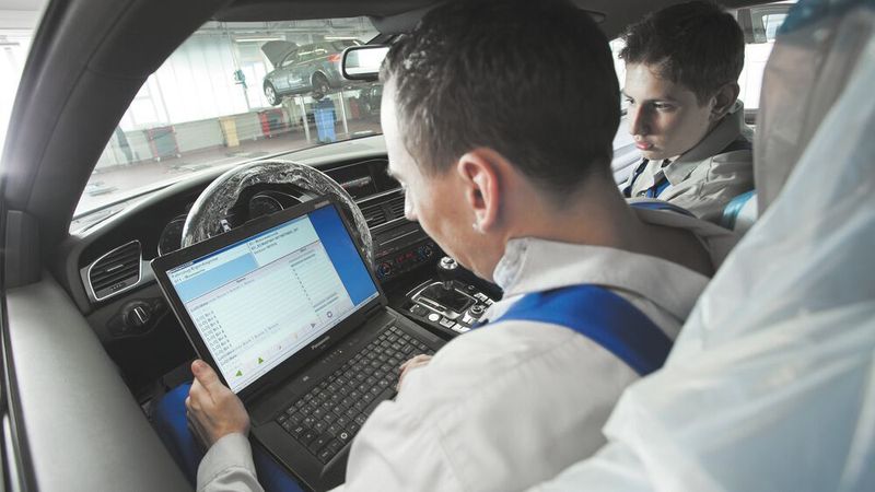 Im Jahr 2020 wurden im Kfz-Gewerbe deutlich weniger Ausbildungsverträge abgeschlossen.