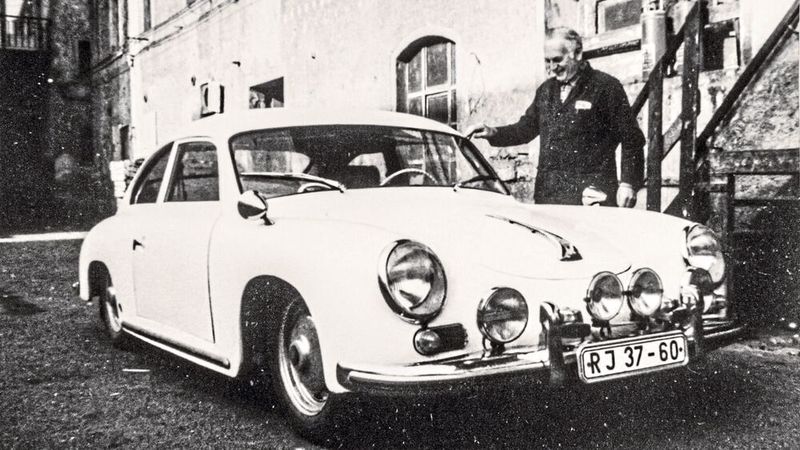 Der Eigner und sein ganzer Stolz: Hans Miersch und sein Traum vom eigenen Porsche.