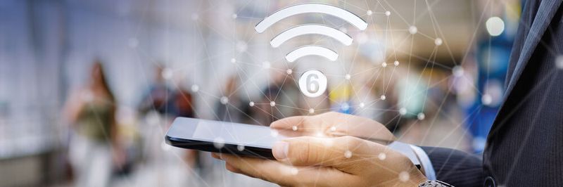 Gibt dem drahtlosen Internet neuen Schwung: Der neueste Standard Wi-Fi6 mit Übertragungsraten von bis zu 9,6 Gbps stellt allerdings hohe Anforderungen an den Taktgeber.