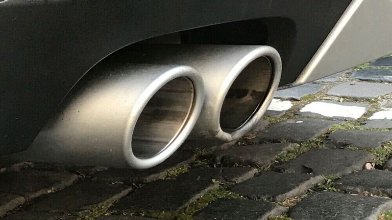 Der Kohlendioxid-Ausstoß von Neuwagen sank 2020 im Schnitt um 11 Prozent im Vergleich zu 2019.