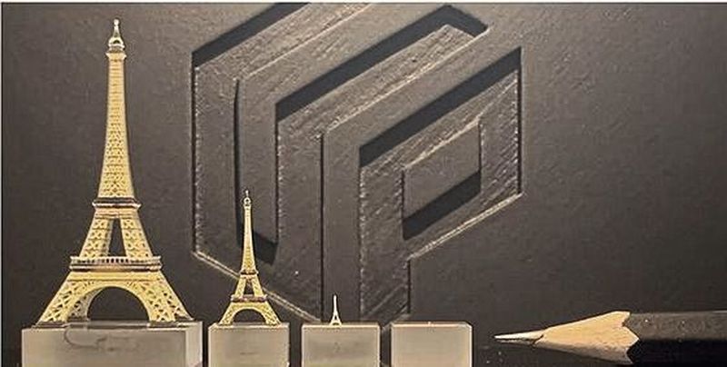 Vier im 2PP-Verfahren hergestellte Eiffelturmmodelle im Größenbereich von 200 µm bis 4 cm Höhe, mit exakter Wiedergabe aller feinsten Details, die nicht mehr als 30 bis 540 min für die Produktion benötigten.