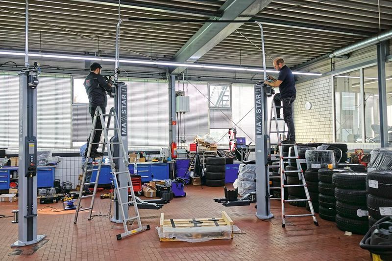 Im finalen Schritt wird die Brücke einfach nach oben geklappt. Die Stromversorgung erfolgt über einen üblichen 16-Ampere-Stecker. So entfällt die Inbetriebnahme durch einen Elektroniker. Die Bühne ist nach dem Einstecken einsatzbereit, da die Steuerung vorkonfiguriert ist.