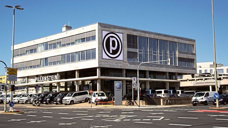 Praktisch auf der Grenze zwischen Fürth und Nürnberg hat das Autohaus Pillenstein seinen Hauptsitz.