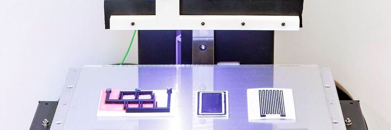 Experimenteller Fused Filament Fabrication (FFF)-Multimaterialdrucker am Fraunhofer LBF mit gedruckten Sensorprototypen aus Funktionskunststoffen.