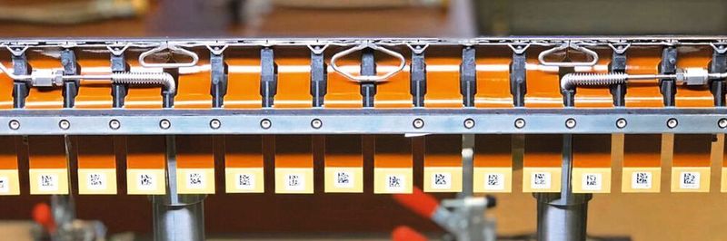 Mit mehr als 300 dieser maßgeschneiderten, 263 mm langen Kühlrohre können die Photonendetektoren schnell abgekühlt werden. Dabei besteht ein Kühlstab aus gespiegelten A- und B-Komponenten, die zu einem kompletten Teil zusammengeschweißt werden.