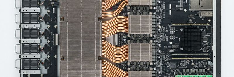 Der britische Hersteller Graphcore entwickelt spezielle KI-Prozessoren wie die Intelligence Processing Unit IPU-M2000 und mit ihnen ausgestattete Systeme. Sie sollen im produktiven Einsatz die für KI verwendeten GPUs in Effizienz und Leistung übertreffen.