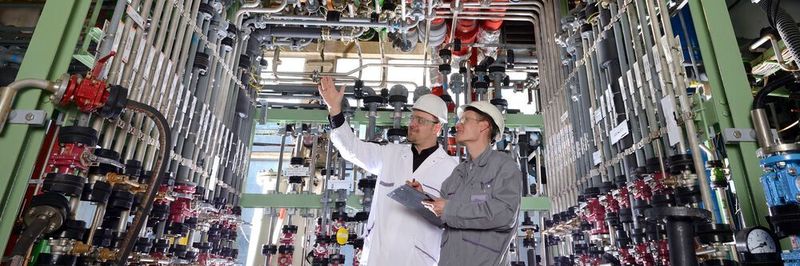 Solche Klemmbretter wird es nach der Einführung der digitalen Checklisten bei Lanxess nicht mehr geben. Die Mitarbeiter inspizieren den Rohrbahnhof im Zeto in Leverkusen.