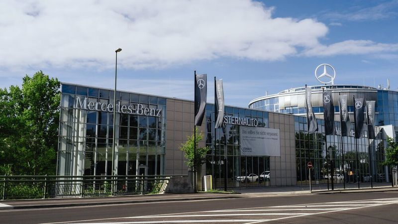 Der Leipziger Sternauto-Standort an der Richard-Lehmann-Straße präsentiert sich seit diesem Jahr nach den neuesten CI-Vorgaben des Daimler-Konzerns.