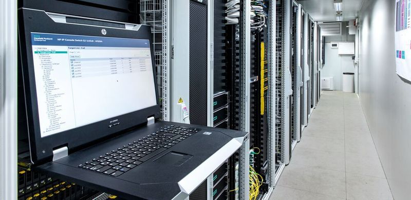 Rittal und Eplan bieten eine große Bandbreite an Software und Tools, um Daten zu vernetzen, sowie Komponenten und Anlagen, um einzelne Fertigungsschritte zu automatisieren.