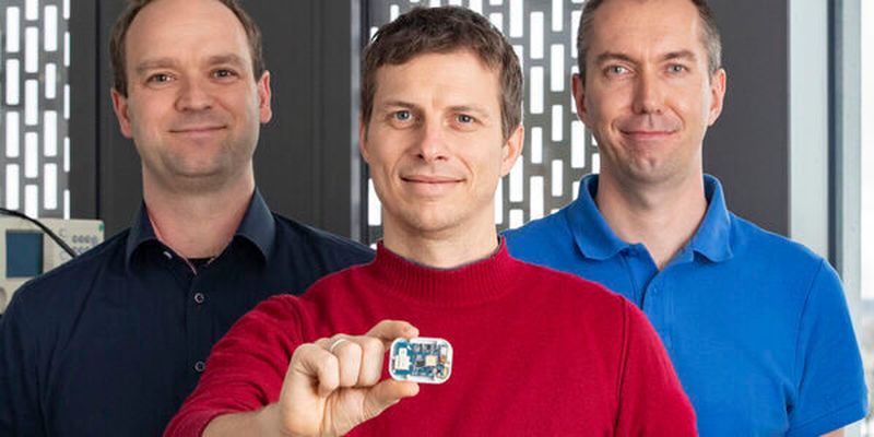 Die TU-Forscher Daniel Froß (link), Dr. Marko Rößler (Mitte) und Marcel Putsche (rechts) haben eine Indoor-Navigation geschaffen, die mithilfe von Mikrochips und Minisatelliten die exakte Navigation in Gebäuden ermöglicht.