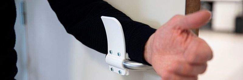 Dieser Türöffner verringert die Infektionsgefahr am Arbeitsplatz, weil Türen nicht mehr mit der Hand geöffnet werden müssen. Innerhalb weniger Wochen wurde die kostenlose Datei mehr als 100.000 Mal heruntergeladen.