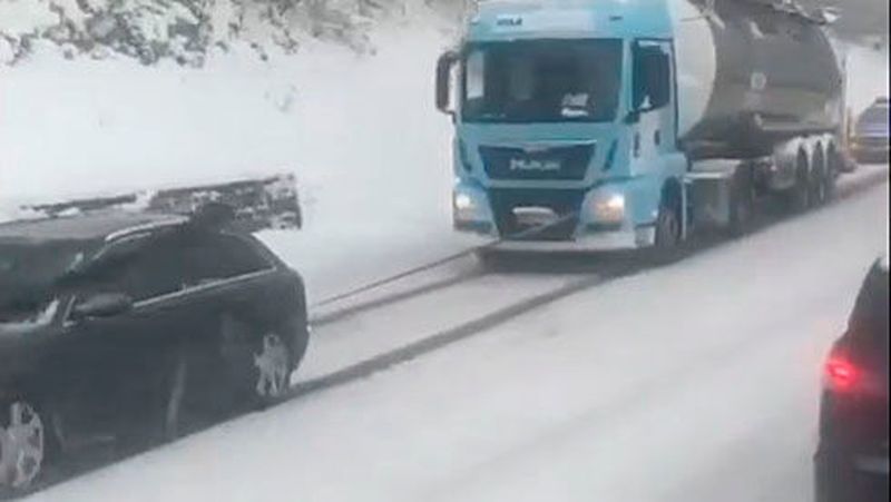 Vorne ein A6 Avant, hinten ein Tanklaster, dazwischen ein Schwerlastgurt: Ein im Stau stehender Autofahrer filmte diese ungewöhnliche Abschleppaktion.