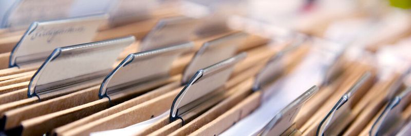 In Behörden und Schulen werden immer noch manuelle Akten geführt.