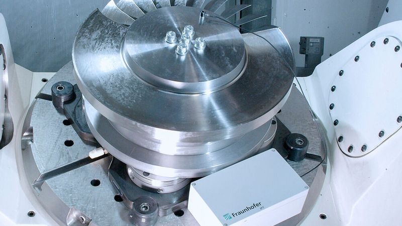 Ein 5G-Sensor an der Werkzeugmaschine soll so schnell reagieren, dass Bauteile nicht mehr beschädigt werden, wenn ein Fehler vorliegt.