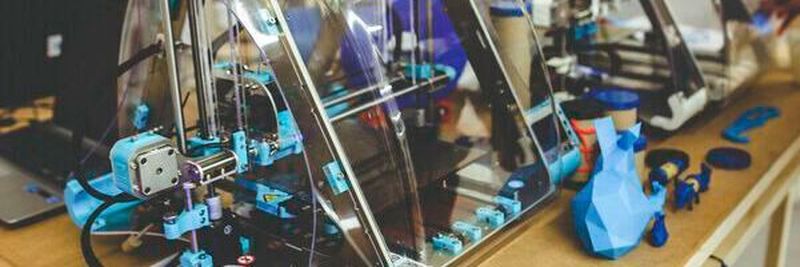 Der 3D-Drucker-Markt hat sich aufgrund der Corona-Pandemie anders entwickelt: Anfang des Jahres 2020 waren vor allem noch Desktop-Drucker gefragt, inzwischen steigt auch wieder die Nachfrage nach Industrie-Druckern.