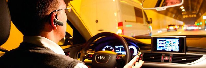 Daten sind für viele, zum Beispiel Versicherungen, Behörden und Werkstätten, ein wahrer Schatz. Doch die meisten Autofahrer wollen selbst bestimmen, wer ein Auge darauf werfen darf.