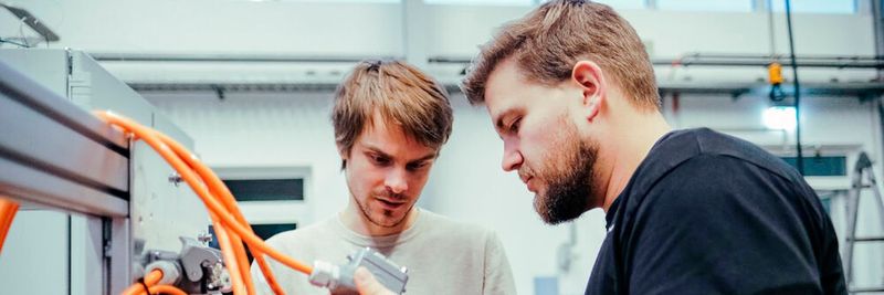 Versuchsanlage für Batteriesysteme: Der intensive Austausch zwischen Wissenschaft, angewandter Forschung und Praxis im Wasserstoff-Campus der TH Nürnberg soll die Entwicklung von wasserstoffbasierten Antrieben beschleunigen