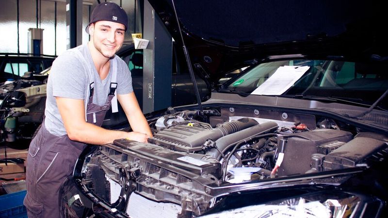 Der Beruf des Kfz-Mechatronikers gehört weiterhin zu den beliebtesten Ausbildungsberufen im Handwerk. Informationen dazu bietet die Initiative „Autoberufe“.