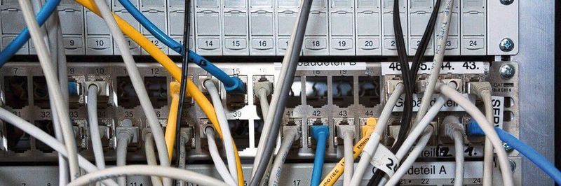 In traditionellen Rechenzentren ist der Verwaltungsaufwand viel zu hoch, Hardware und Netzwerke binden wertvolle Ressourcen
