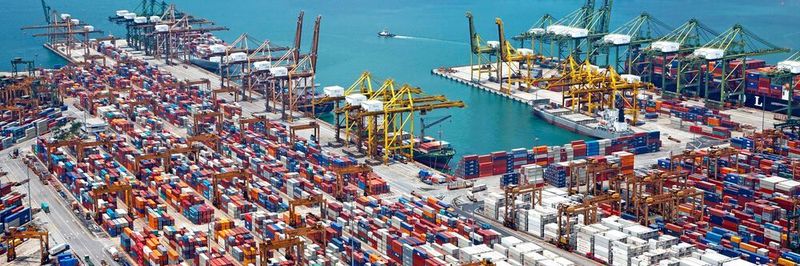 Komplexe und nicht integrierte Supply-Chain-Netzwerke und damit eine mangelnde Transparenz können zu Kosten- und Kundenbeziehungsproblemen führen, die sich negativ auf einen Markennamen auswirken können. Die Blockchain-Technologie bietet eine Lösung, mit der bspw. eine Herkunftsverfolgung ermöglicht wird.