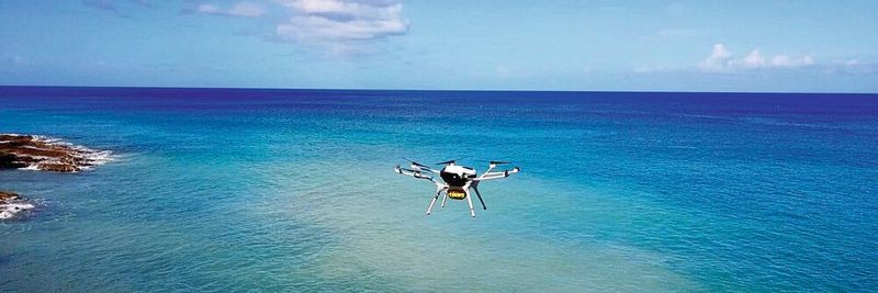 Fliegt mit Wasserstoff: Diese Drohne liefert für die Notversorgung benötigte medizinische Mittel zu den Jungferninseln. Ermöglicht wird dies mit einer mit wasserstoffbetriebenen Brennstoffzelle, womit eine Flugzeit von zwei Stunden erreicht wird. Dies ist viermal länger als bei den meisten batteriebetriebenen Drohnen.